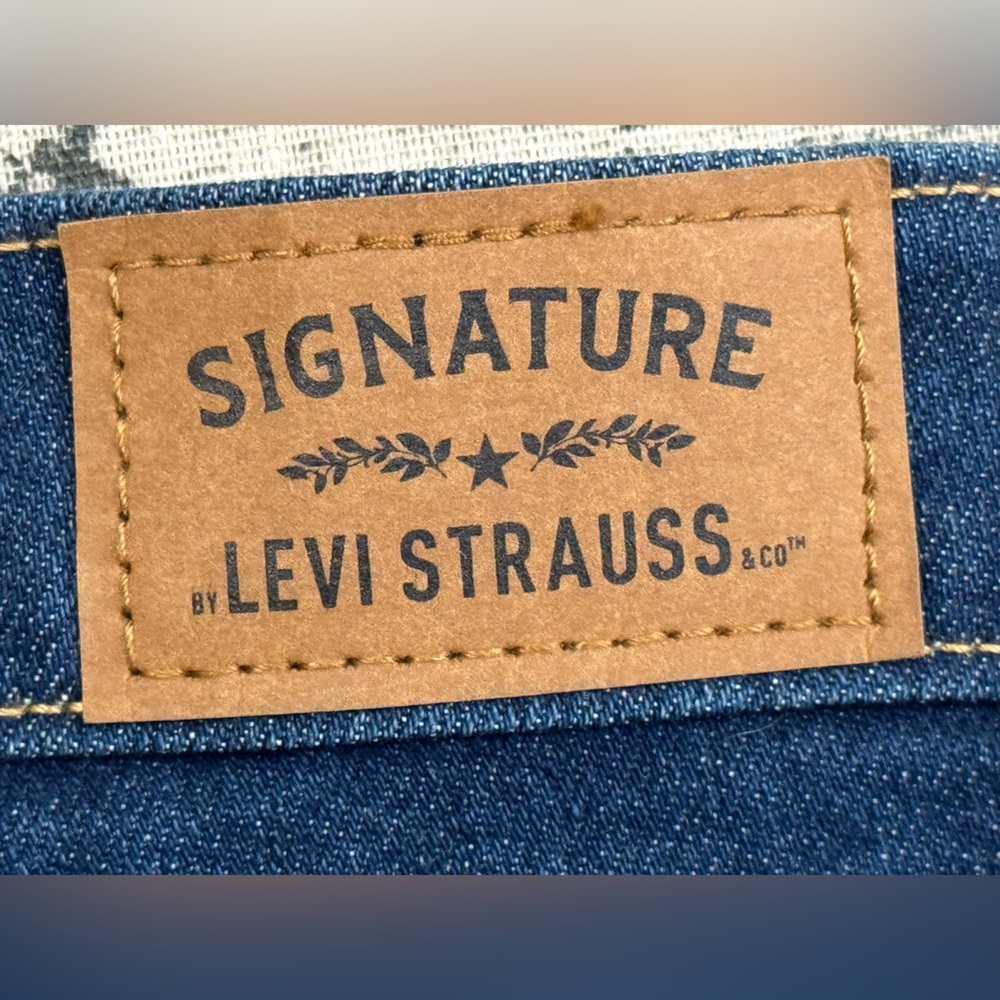 Levi's Women's Heritage High Rise Jeans, Size 20 W35, Distressed Knee, Raw Hem - Picture 9 of 14